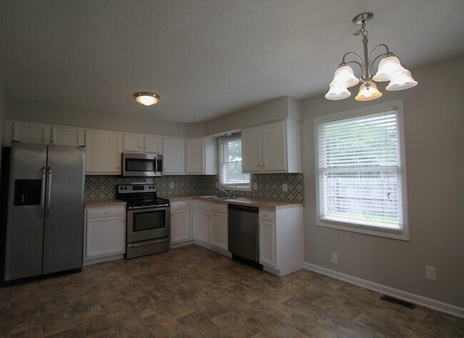 Building Photo - 104 Oakmont Dr