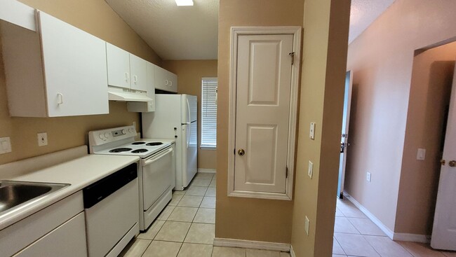 Building Photo - 2 bedroom 1 bath townhouse available for r...