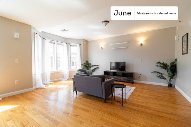 Building Photo - Private bedroom in 3 bed/1.5 bath Home