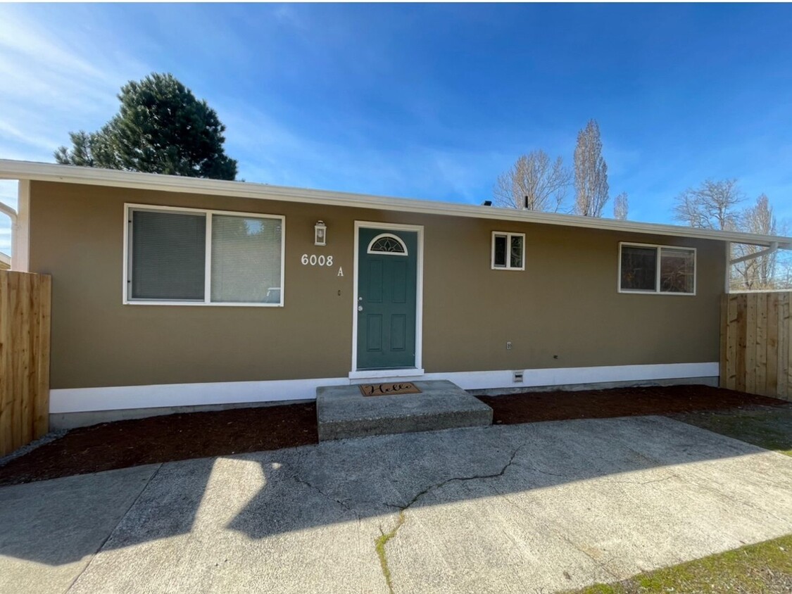 Foto principal - 2 Bedroom 1 bath Duplex in Tacoma with fen...