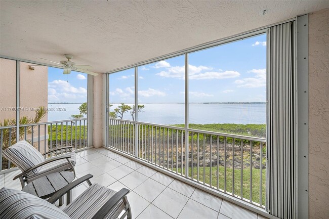 Building Photo - 5800 NE Island Cove Way