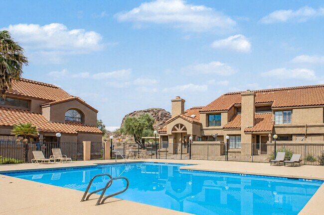 ¡Tres piscinas comunitarias! Haz senderismo en Papago Park, que está justo al lado. - 819 N College Ave