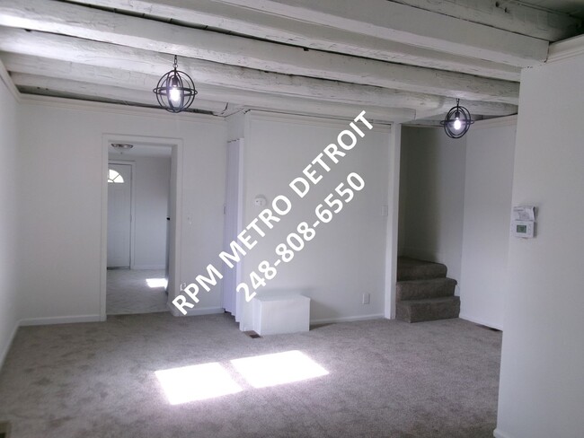 Foto del edificio - PRICE REDUCTION:  3-Bedroom Bungalow in Ro...