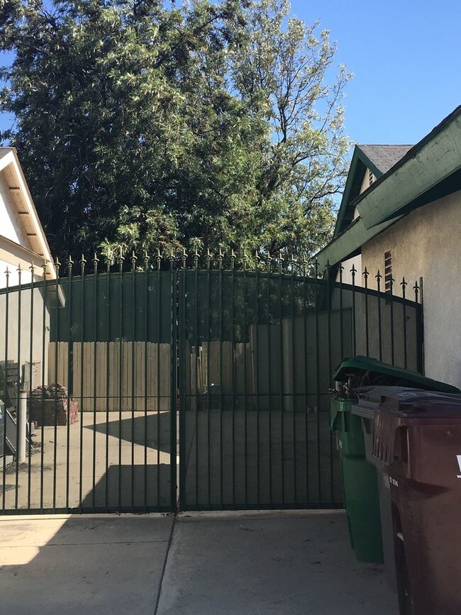 Building Photo - 25671 Stoneybrook Dr