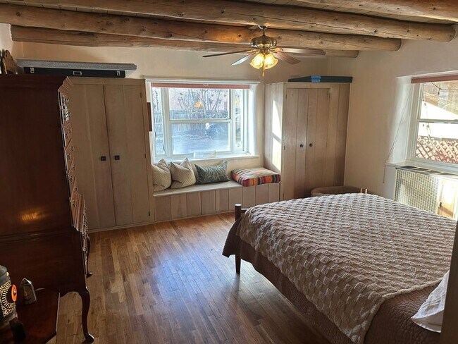 Foto del edificio - 332 Kit Carson Rd