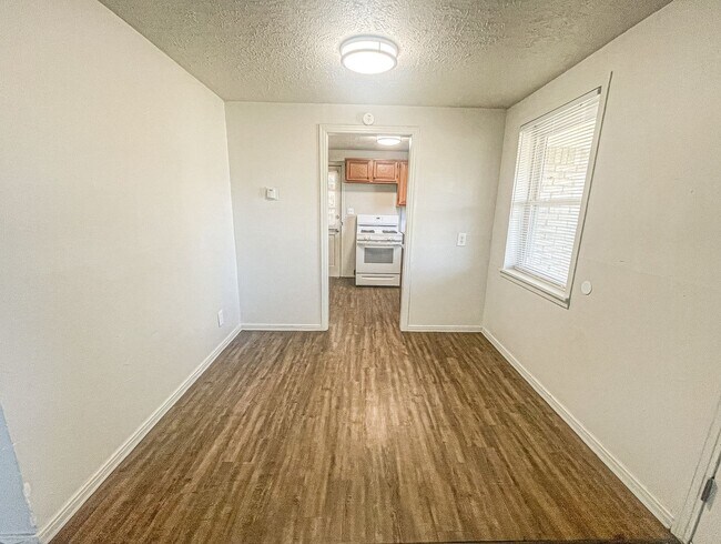 Building Photo - COMING SOON - 2 Bed/1 Bath in Del City!