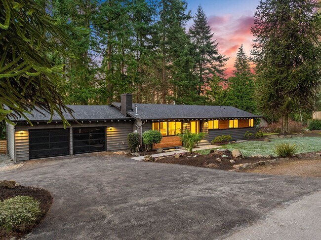 Foto del edificio - Luxury Executive Woodinville Retreat | Fully Renovated | Sauna | 1.84 Acres | Minutes to Microsof...