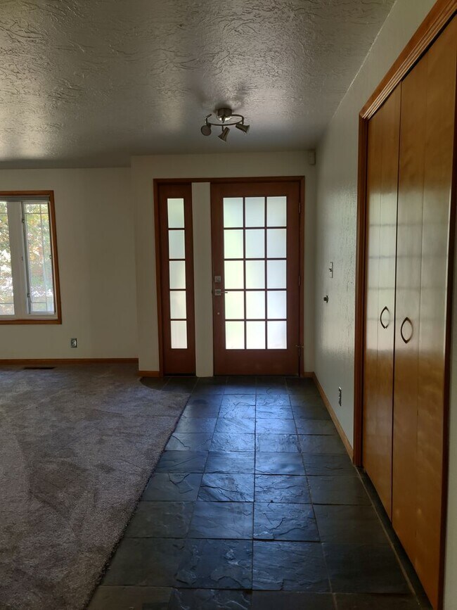 Foto del edificio - Single-Story Gardener's Dream Home Located...