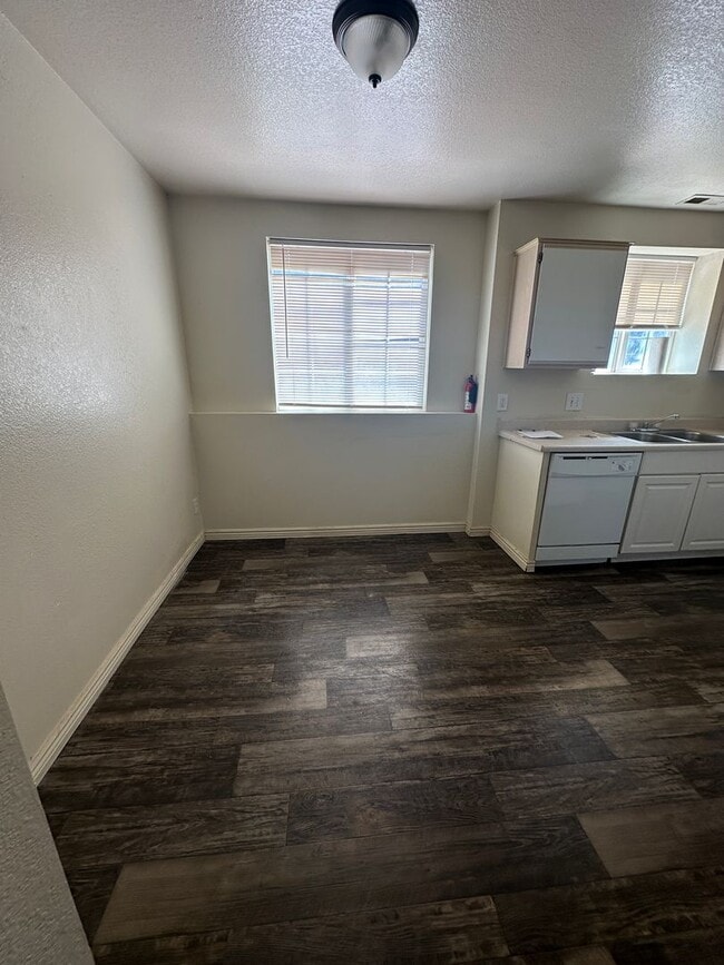 Building Photo - 4-bedroom, 2-bath apartment in Cedar City fourplex