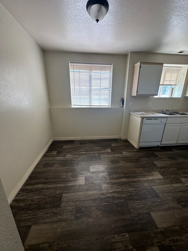 Foto del edificio - 4-bedroom, 2-bath apartment in Cedar City fourplex