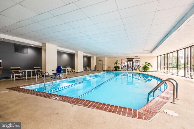 Foto del edificio - 5225 Pooks Hill Rd