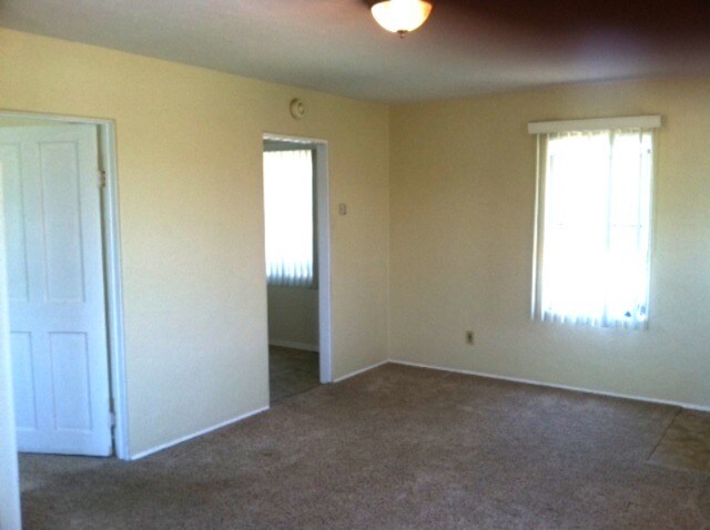 Vista de la sala de estar hacia la entrada de la cocina. - 4226 Wilson Ave