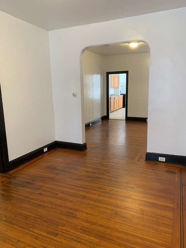 Building Photo - Spacious 4 Bedroom 1.5 Bath, 2 Car Garage-...