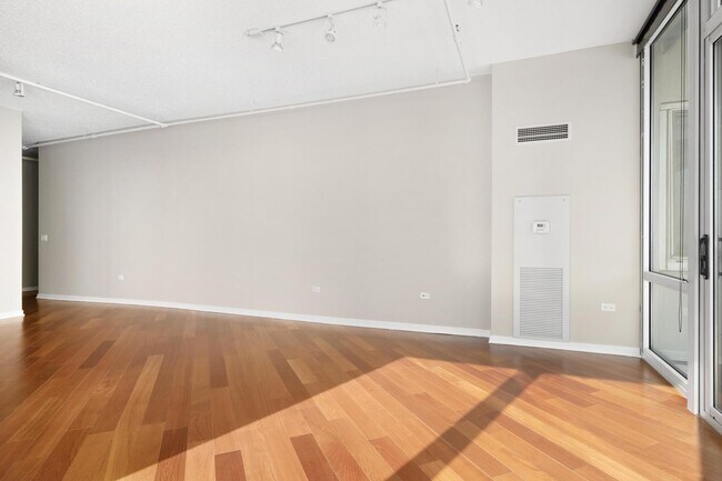 Foto del edificio - 737 W Washington Blvd