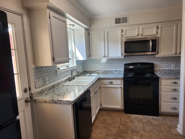 Foto del edificio - 434 Longwood Ct