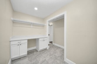 Building Photo - 7066 Villa Dr