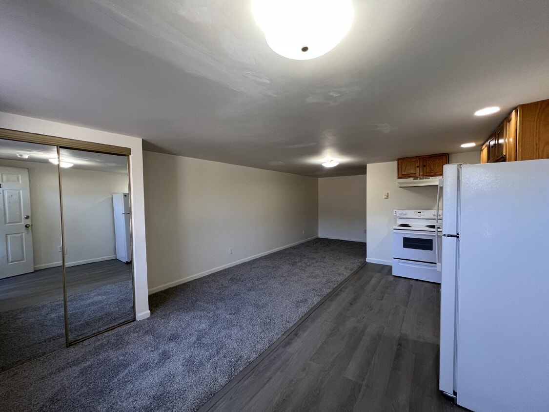 Building Photo - "Charming 1-Bedroom Retreat in Forsyth – Your Cozy Oasis Awaits!"