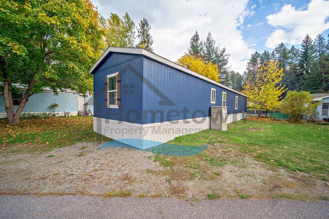 Building Photo - 3 Bedroom 2 Bathroom Home with Off-Street ...