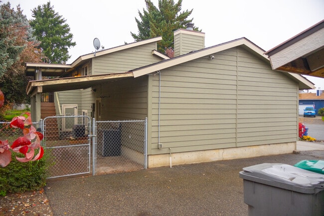 Building Photo - 925 Manzanal St NE