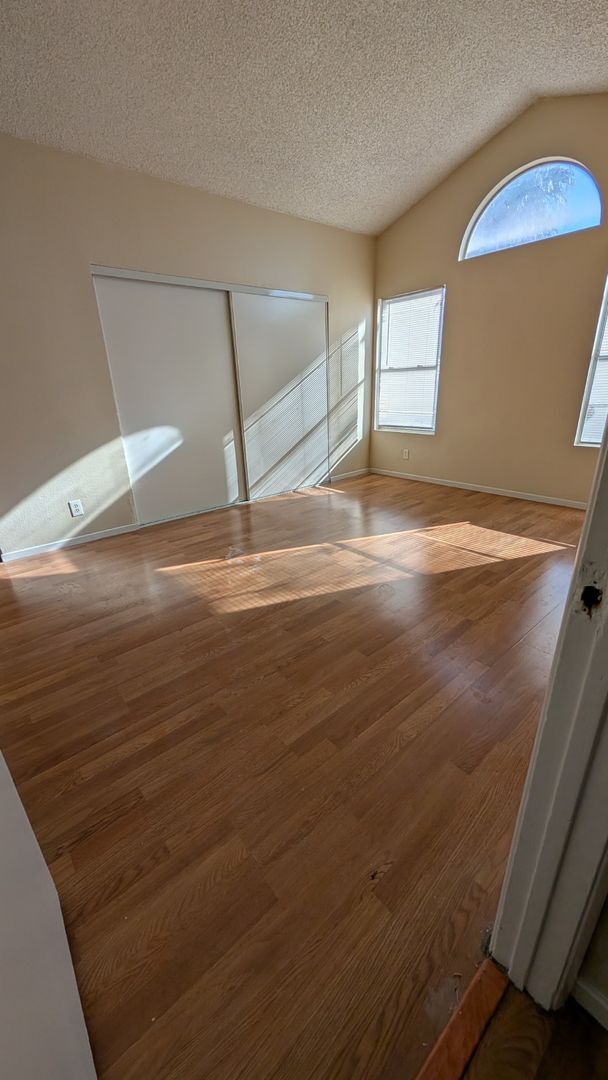 Foto del edificio - ABSOLUTELY BEAUTIFUL 3 BEDROOM 2 1/2 BATH