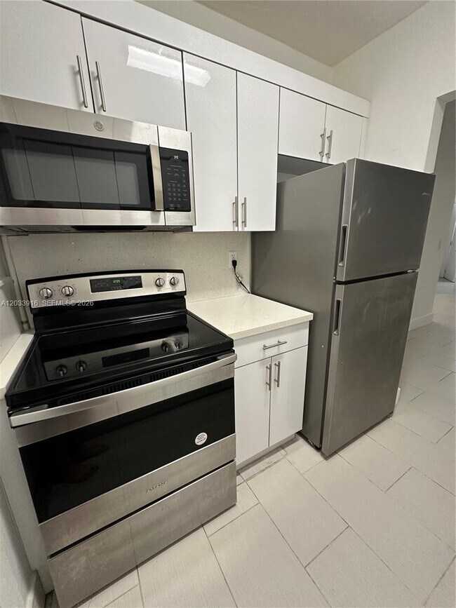 Foto del edificio - 8205 Crespi Blvd