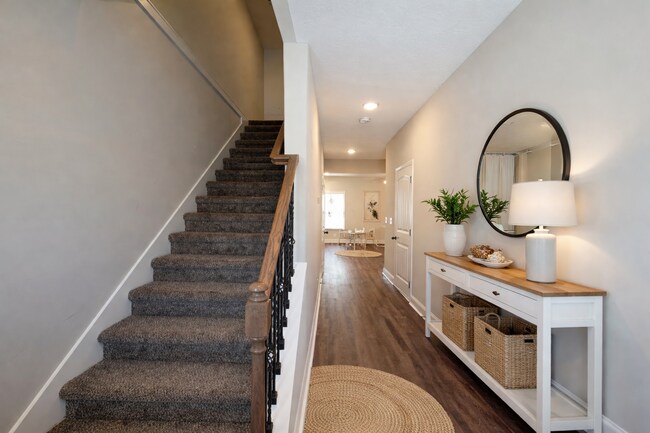 Foto del edificio - Live Where Comfort Meets Convenience in This Stylish 3 Bedroom Townhome