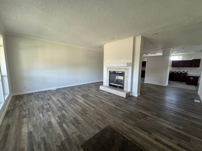 Foto del edificio - Large Green area 3 bedroom 2 bath with off...