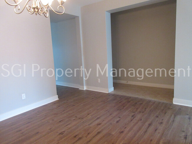 Building Photo - Stunning home with pool ready for move in