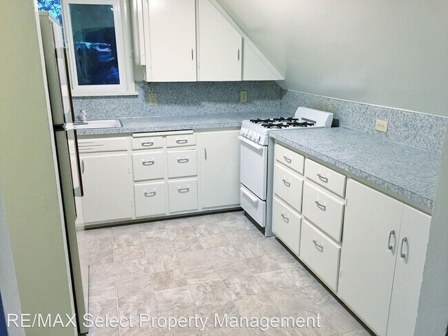 Building Photo - 1 br, 1 bath House - 809 1/2 4th ST NE