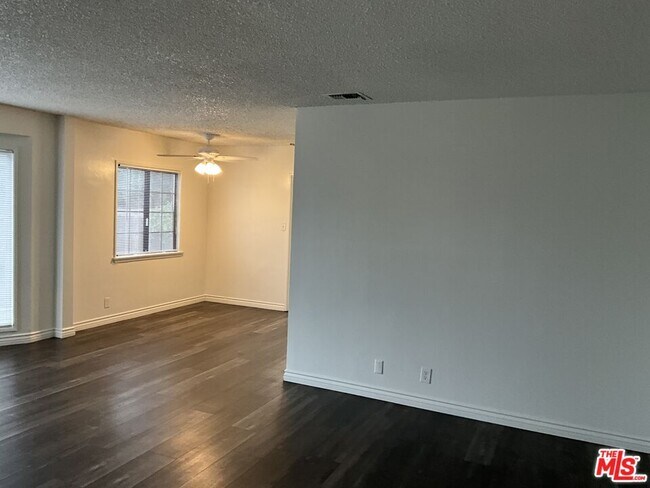 Foto del edificio - 1123 E Cameron Ave