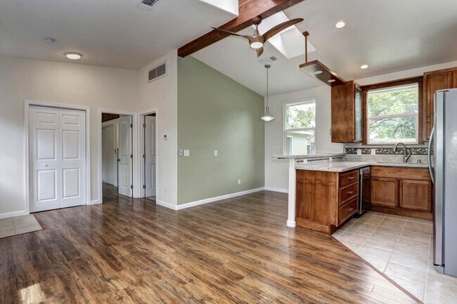 Foto del edificio - 1 Bed / 1 Bath | Arden-Arcade Anchored Tin...