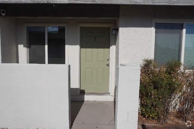 Building Photo - 3953 N Palm Grove Dr