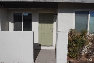 Building Photo - 3953 N Palm Grove Dr