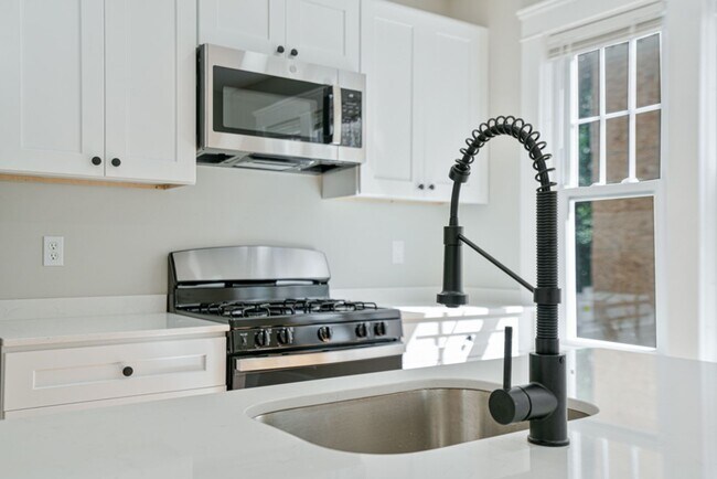 Building Photo - 4 Bed Gorgeous Unit Near PC / Elmhurst (Available 6/1/2026)