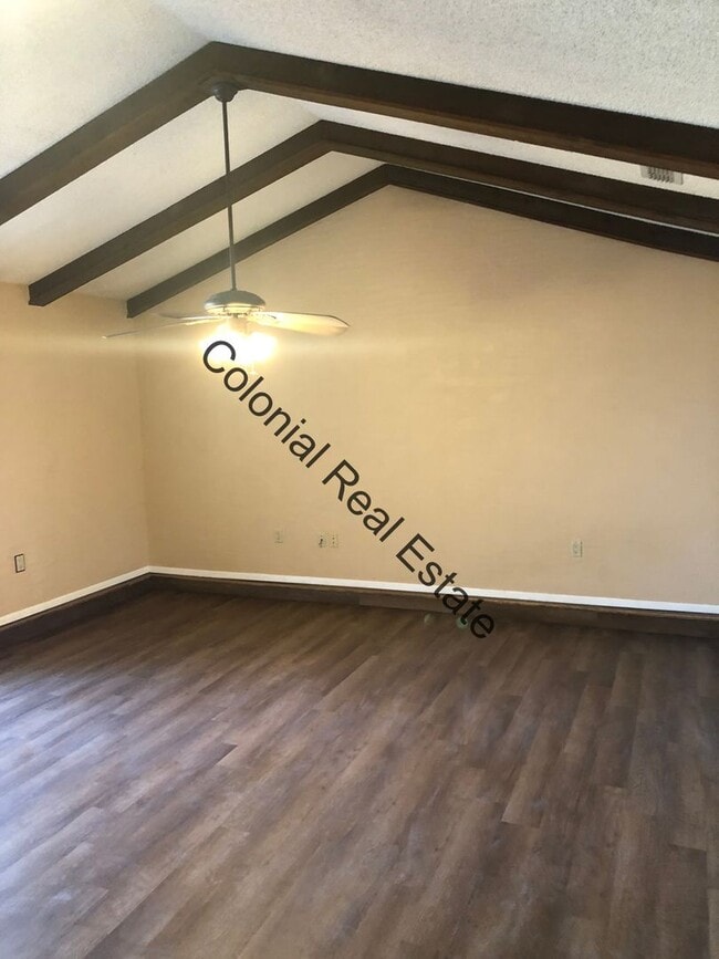 Building Photo - Spacious 3 bedroom, 2 bathroom home