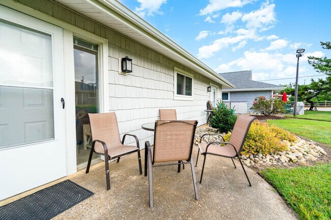 Building Photo - Sandpiper's Perch- just steps from the beach!