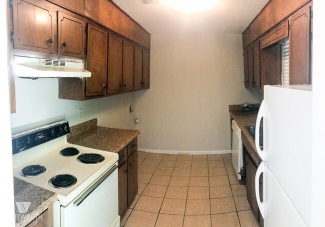 Building Photo - 3-Bed/1.5-Bath Two-Story in Northport