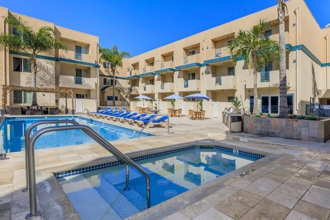 Jacuzzi and Pool - Del Rey Club