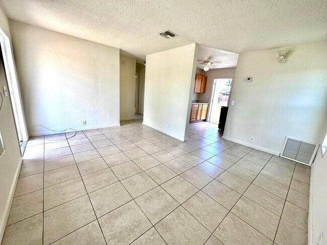Building Photo - 1374 9th Ct