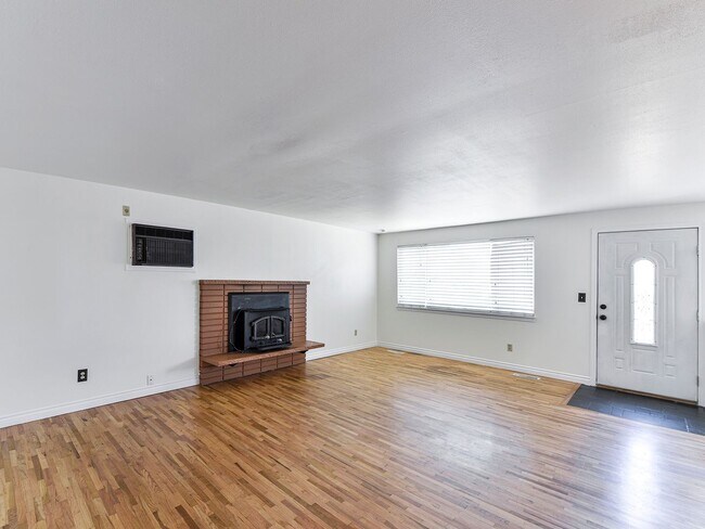 Building Photo - Newly Remodeled House - 3 Bed/1.5 Bath - C...