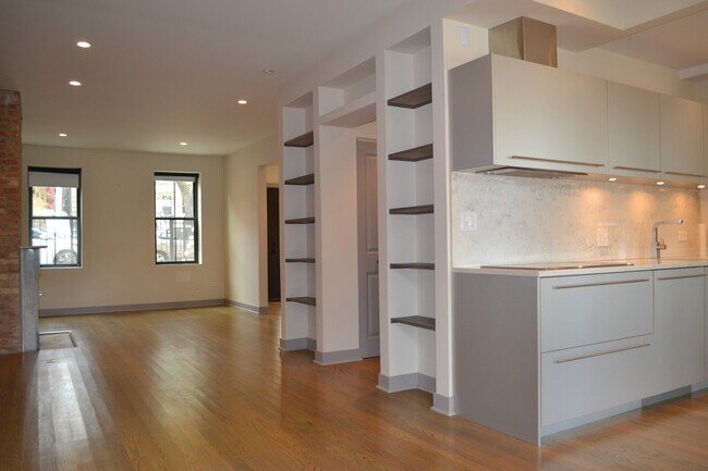 Building Photo - 903 S Loomis St