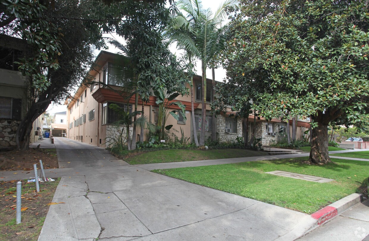 Foto del edificio - 1745 N Winona Blvd