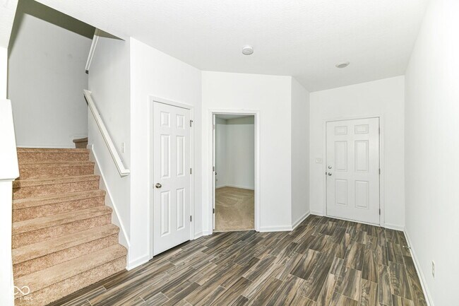 Foto del edificio - 5375 Maywood Dr