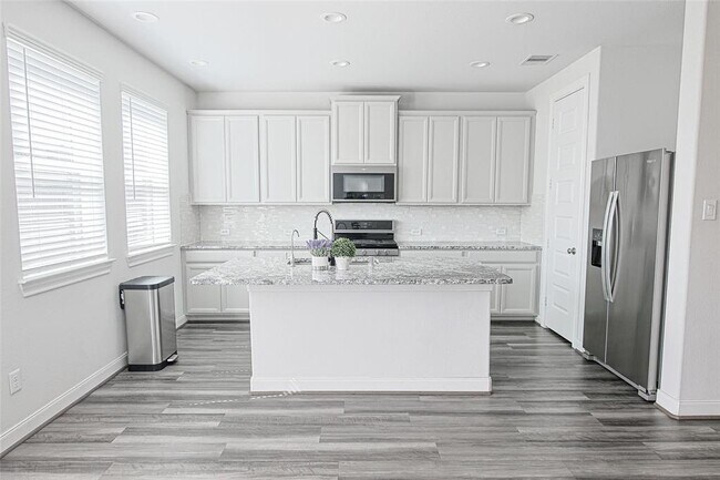 Building Photo - 10005 Brickhouse Dr