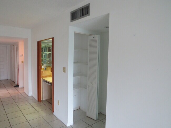 Foto del edificio - 16091 Blatt Blvd