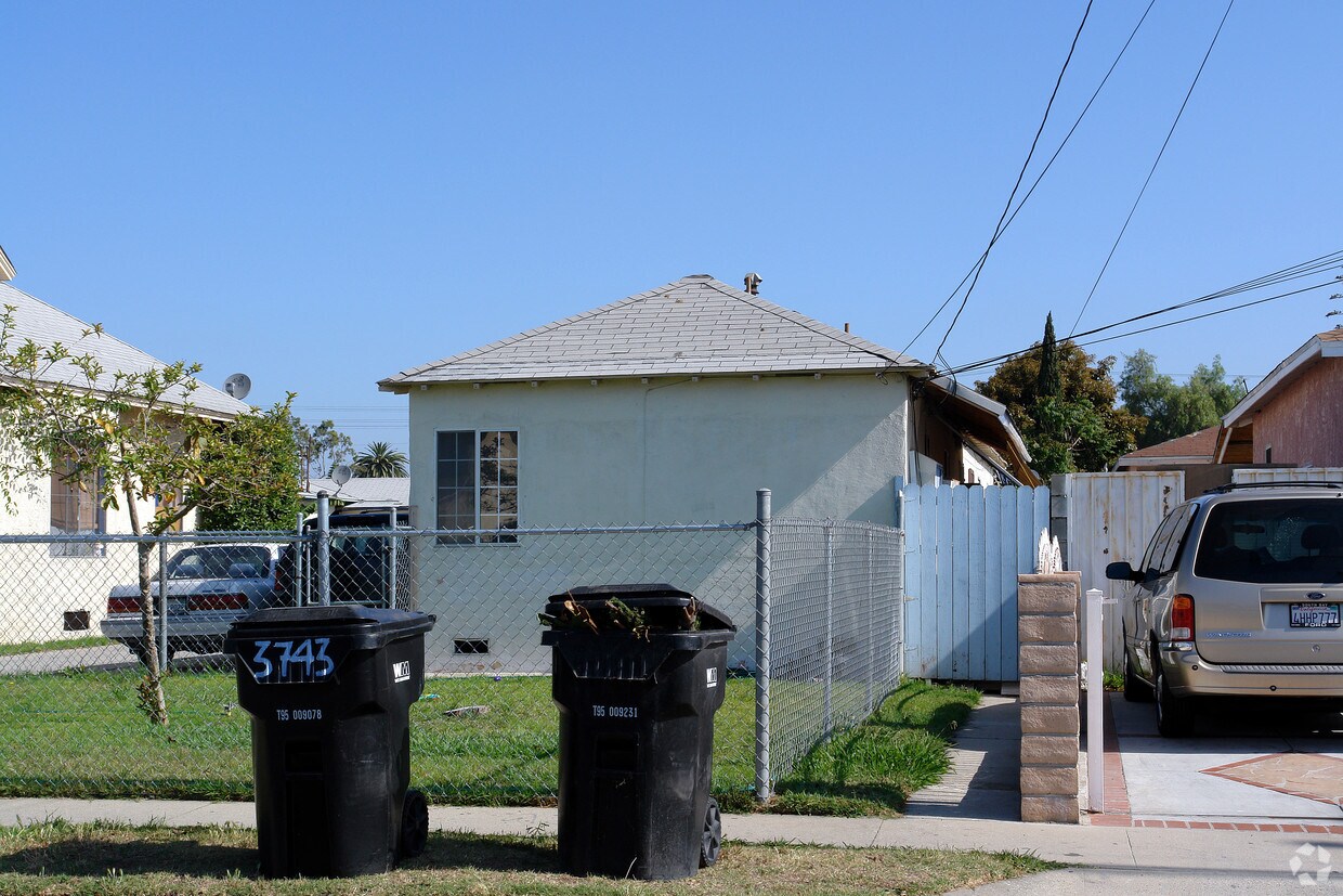 Foto del edificio - 3743-3749 W 105th St