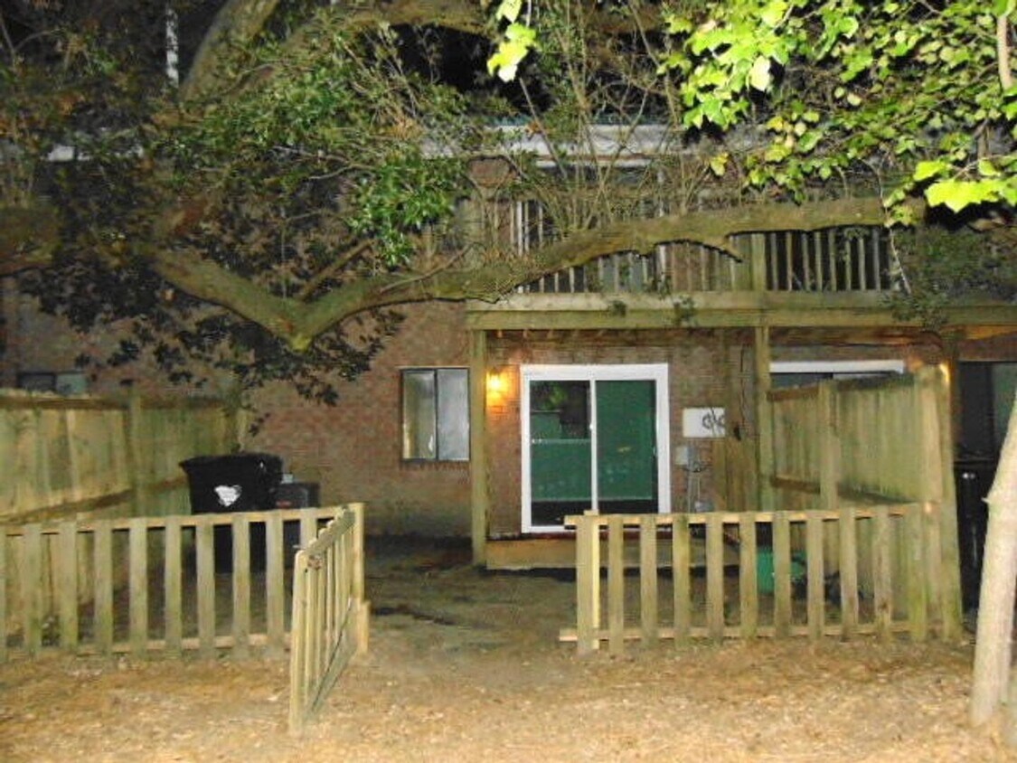 Primary Photo - Updated 2-Bedroom Townhome Across from Sum...