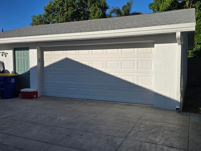 Building Photo - 18942 SE Hillcrest Dr