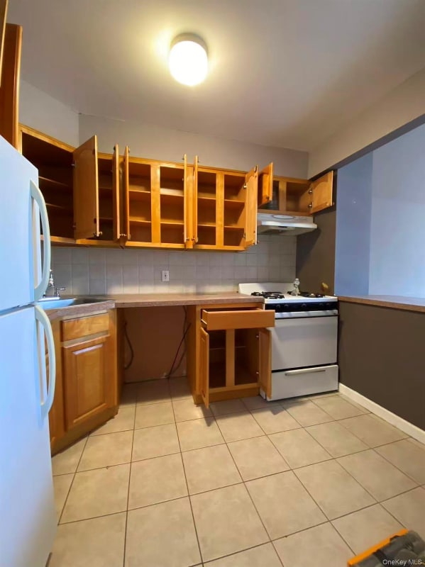 Building Photo - 64-20 Perry Ave