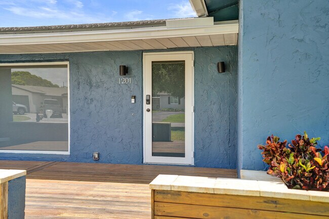 Building Photo - 1201 SW 28th Ave